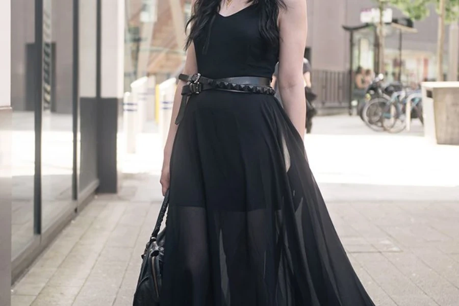 Mujer en la calle luciendo un vestido negro transparente