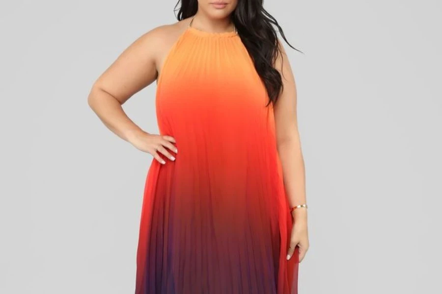 Donna che posa in un maxi abito ombre plus size