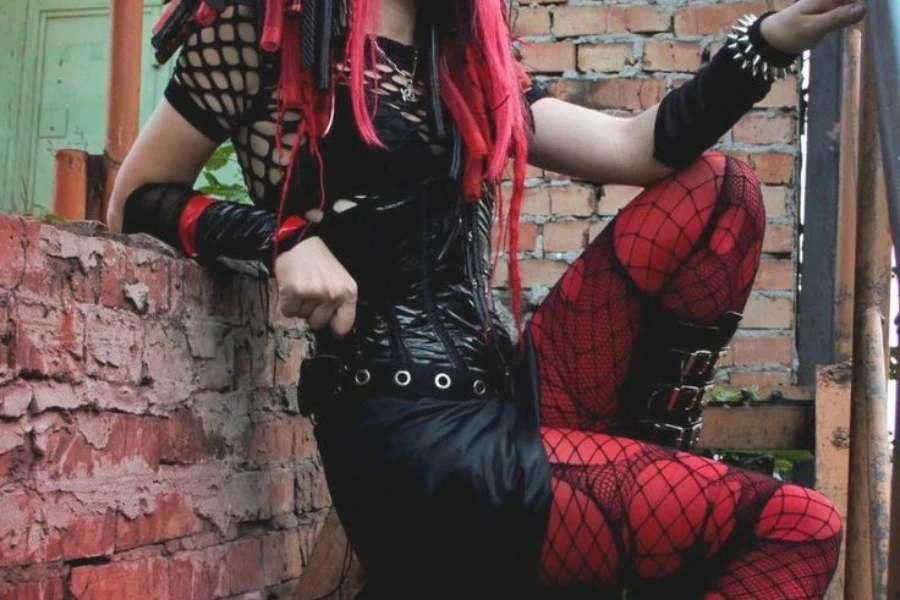 Mulher usando uma fantasia completa de cybergoth