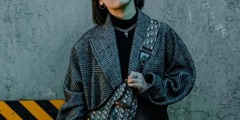 Woman rocking a superb minimalist grunge outfit