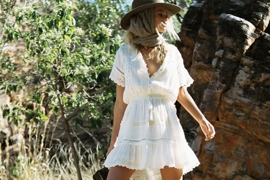 Mulher usando um vestido branco inspirado no safári