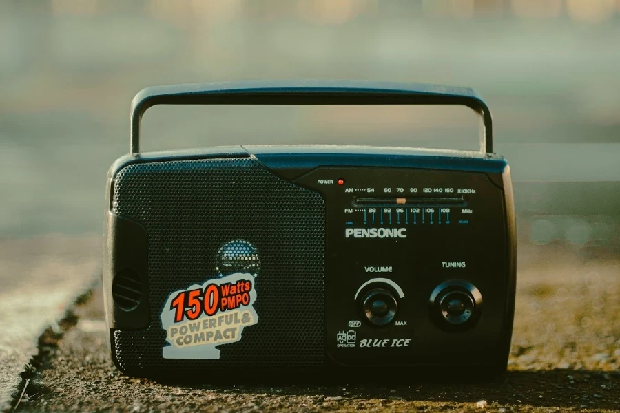 Una radio portatile nera con adesivi su una strada