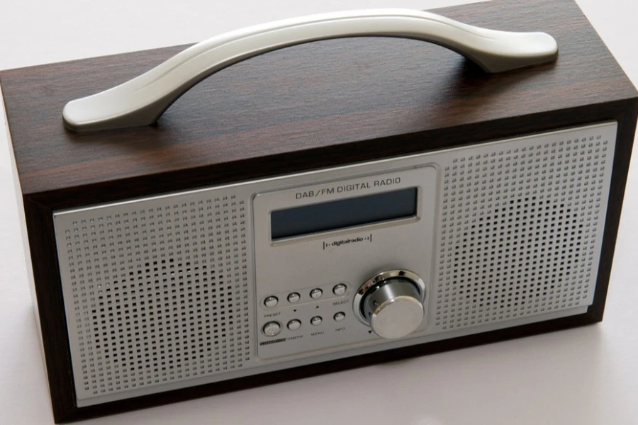 Radio portabel berbentuk kotak dengan pegangan