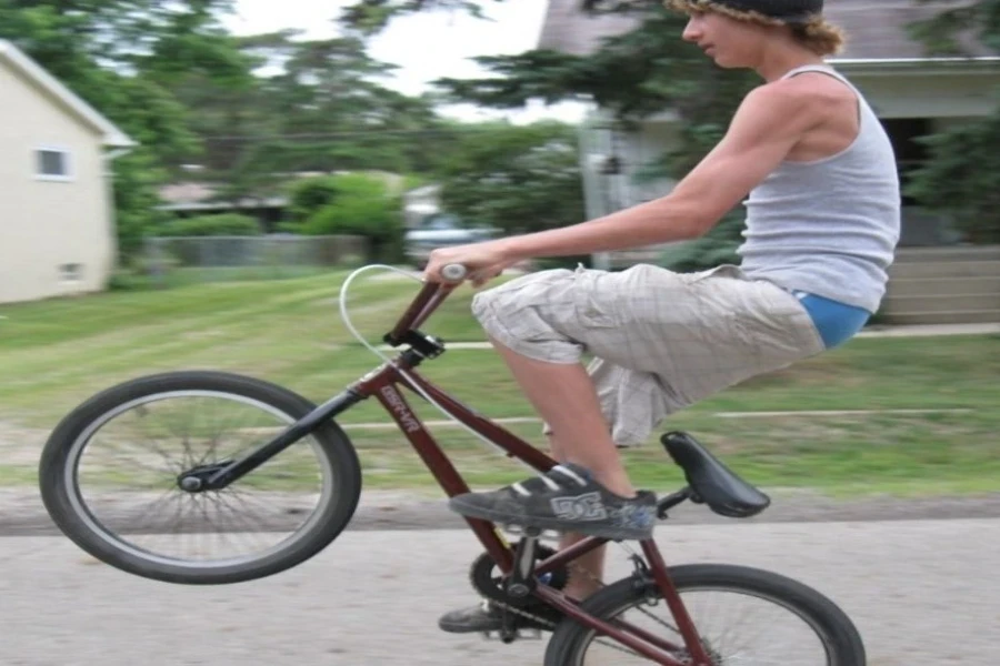 um menino andando de bicicleta bmx