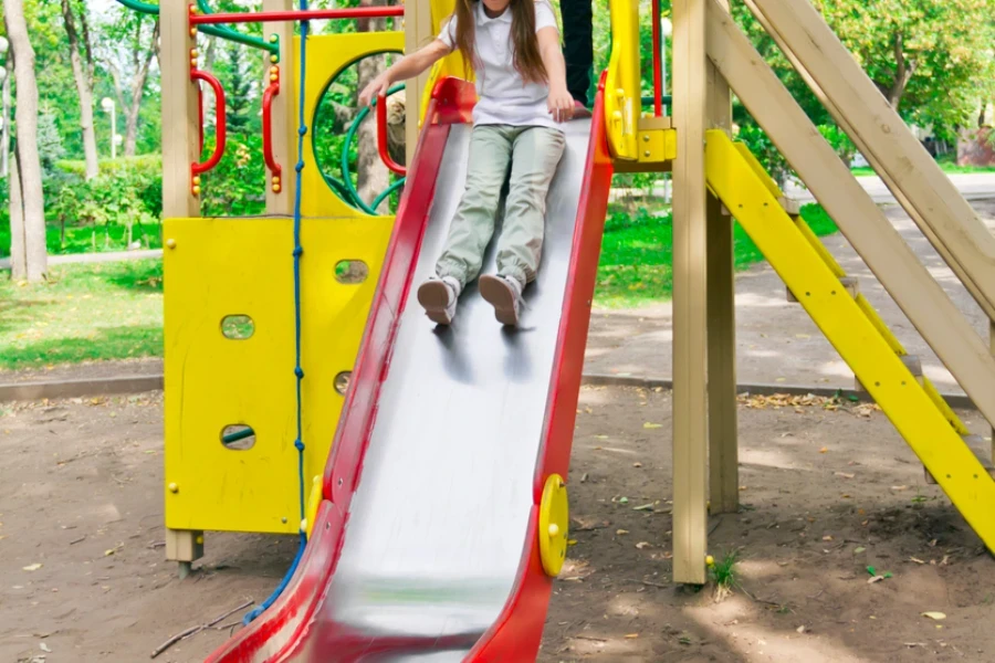 Toboganes infantiles multicolores con piscina seca con gran cantidad de  bolas. patio de juegos vacío