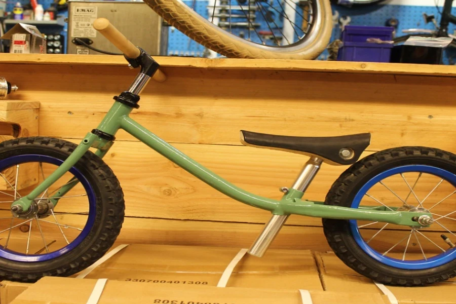 Uma bicicleta de equilíbrio verde