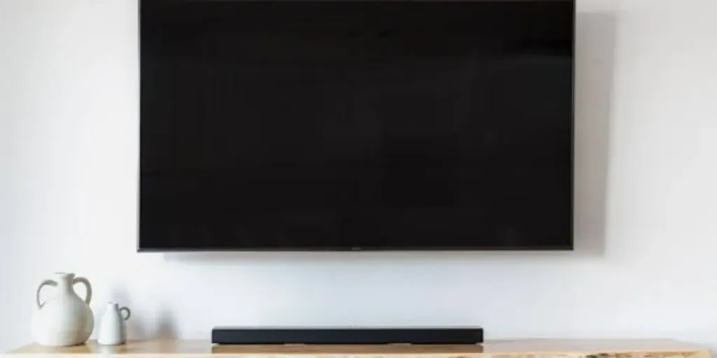 Soundbar ve TV içeren bir ev ortamı