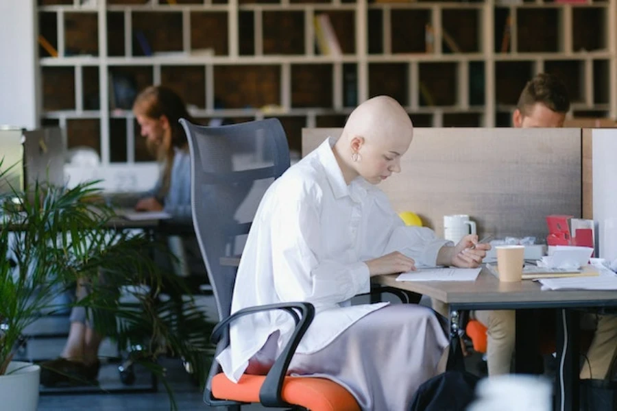 une dame assise sur un fauteuil pivotant de direction