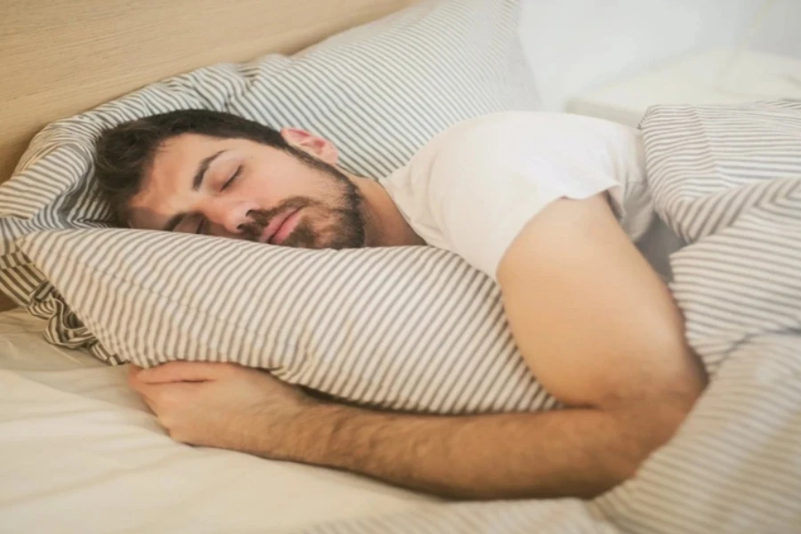 Um homem dormindo pacificamente na cama