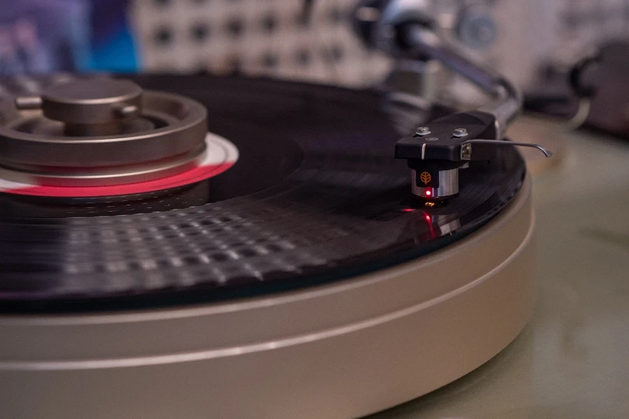 Un moderno tocadiscos Bluetooth que reproduce una pista.