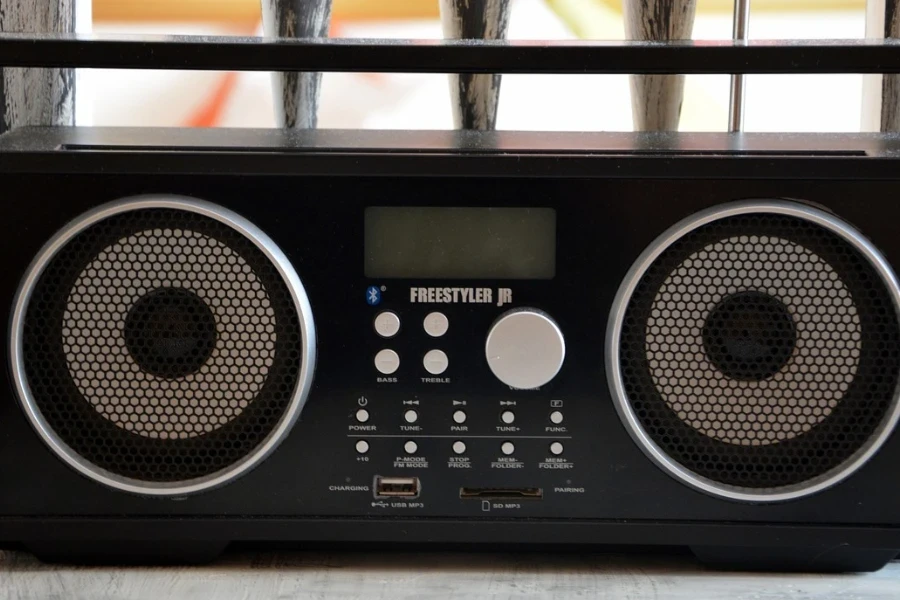 Um rádio portátil de aparência moderna com display