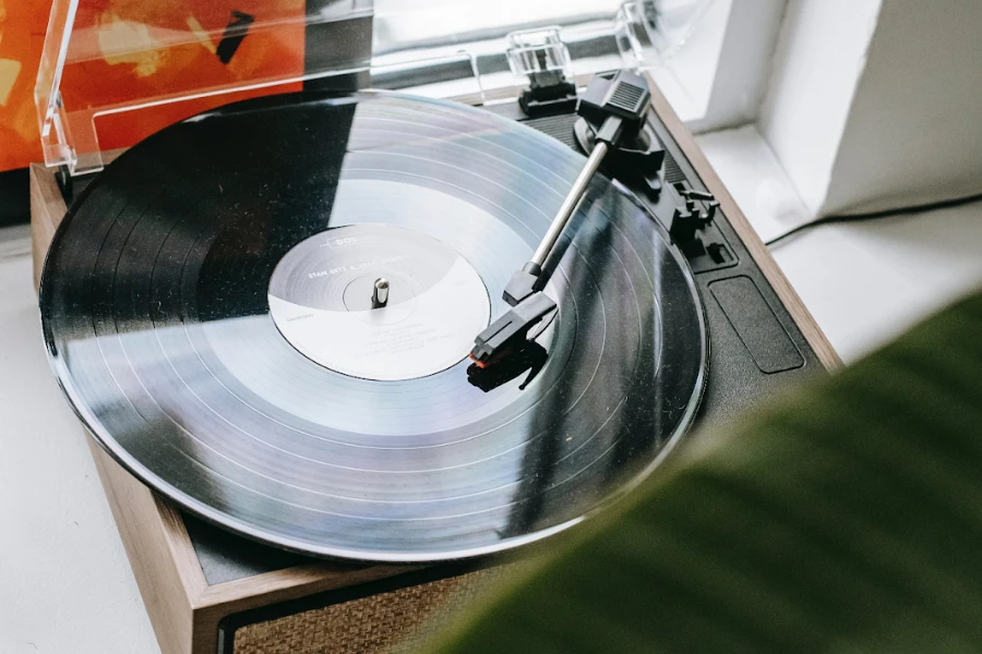 A modern-looking turntable with shiny vinyl record