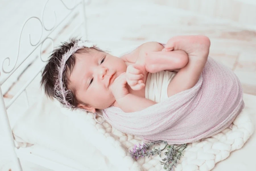 Um bebê recém-nascido pronto para a fotografia