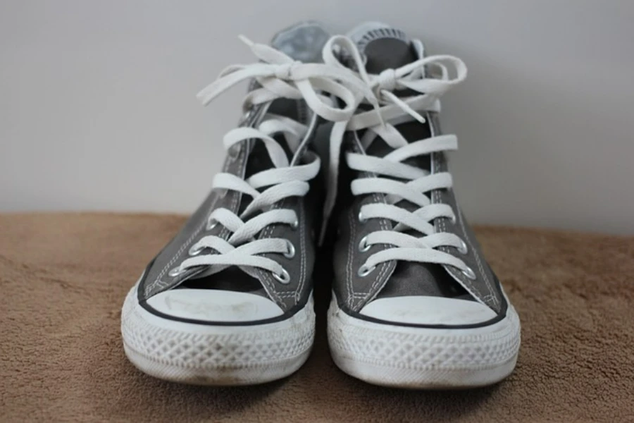 Um par de sapatos de lona cinza e branco