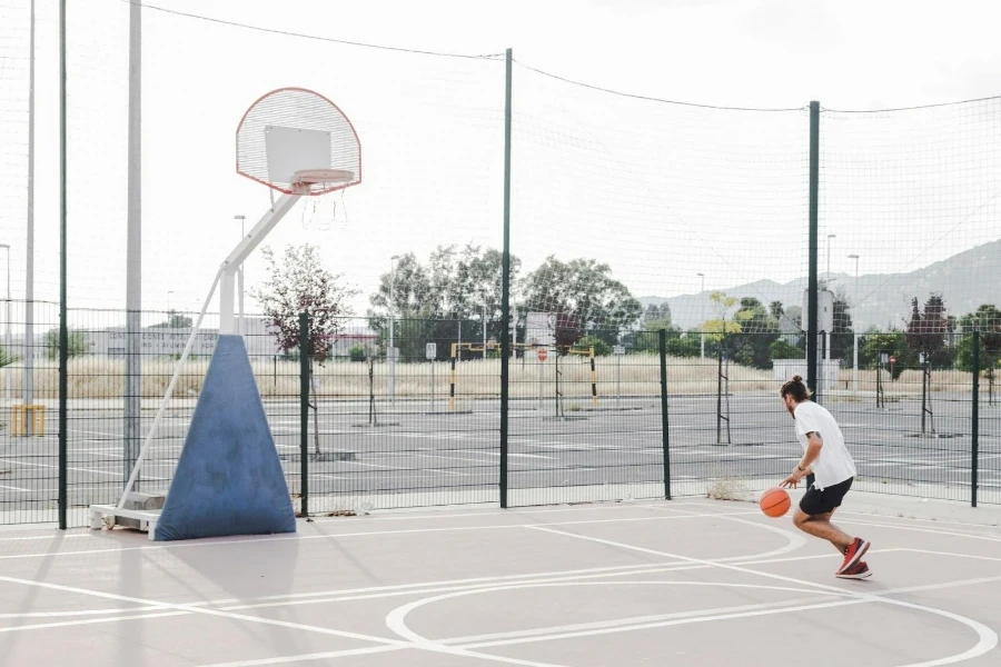 sahada taşınabilir bir basketbol potası