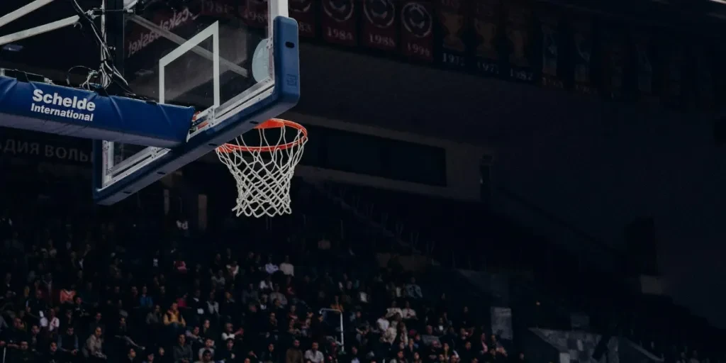 Un aro de baloncesto de calidad profesional.