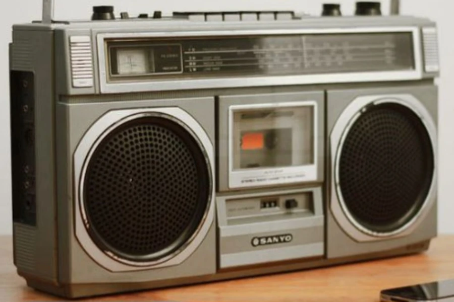 Radio portabel berwarna perak dengan desain vintage