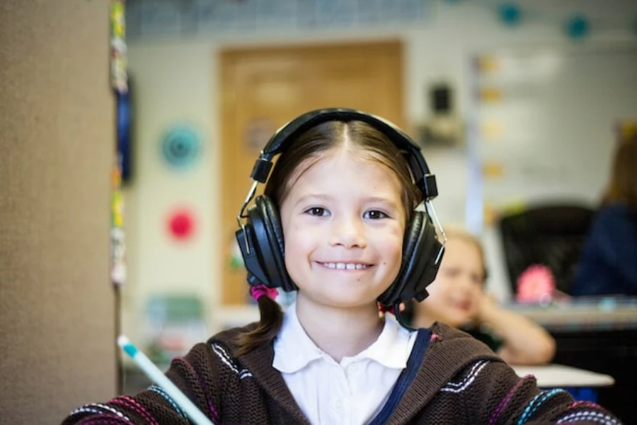 Um estudante usando um fone de ouvido
