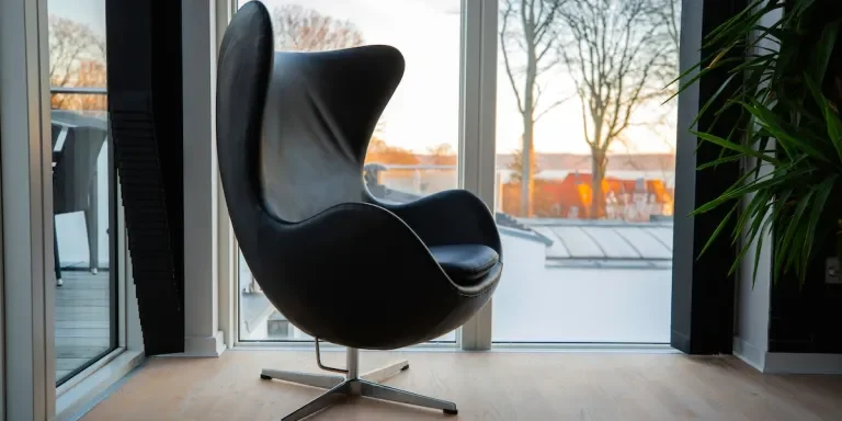 Ein Drehsessel in der Nähe eines Fensters