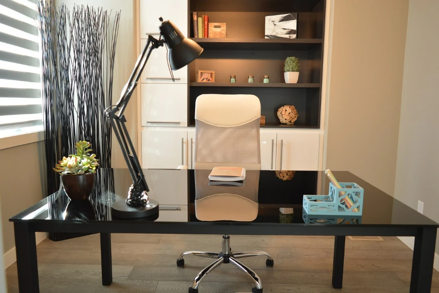 Una silla giratoria colocada en una oficina en casa.