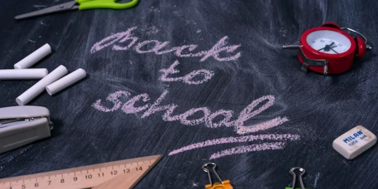 ritorno a scuola scritto su una lavagna con articoli di cancelleria