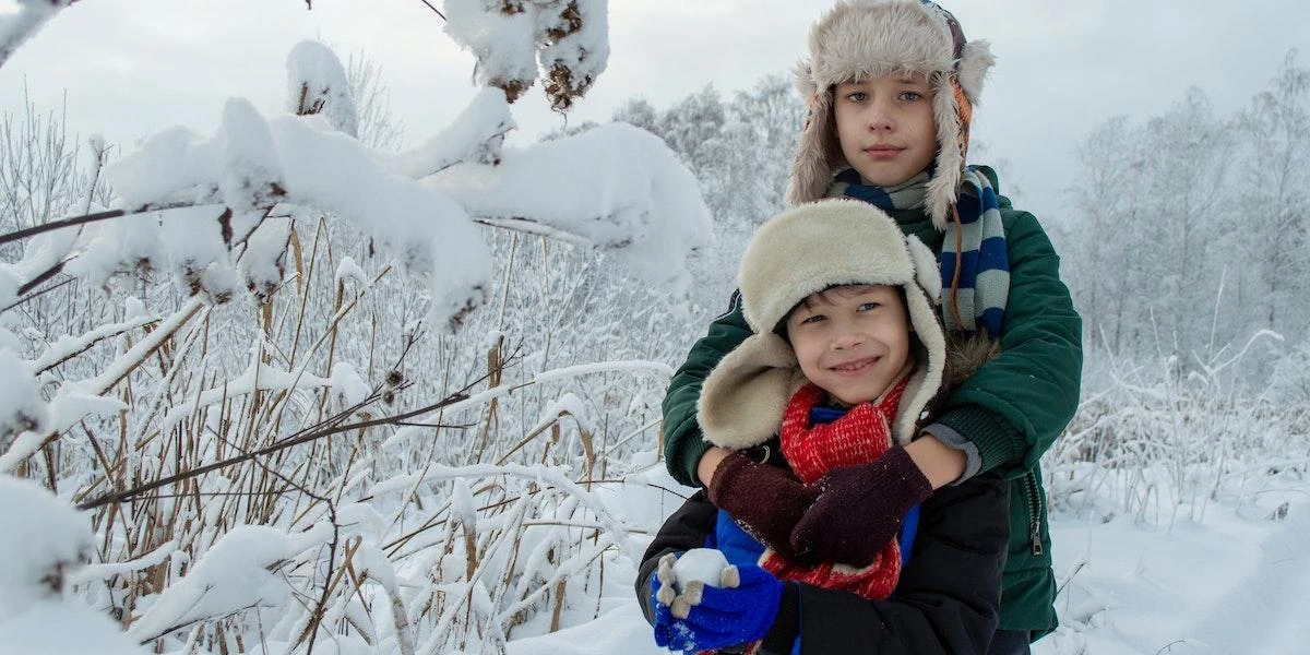 Consejos de seguridad para mantener abrigados a los niños en el invierno 