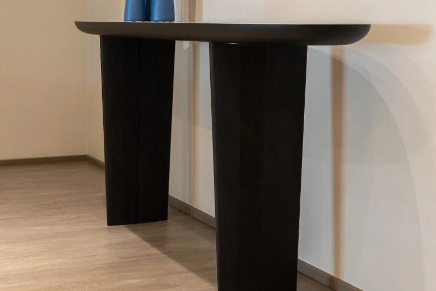 Mesa de entrada negra contemporánea con diseño curvo