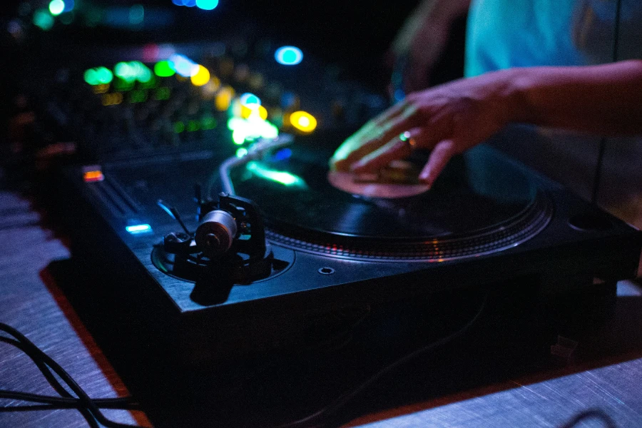 DJ mit einem Plattenspieler mit Direktantrieb