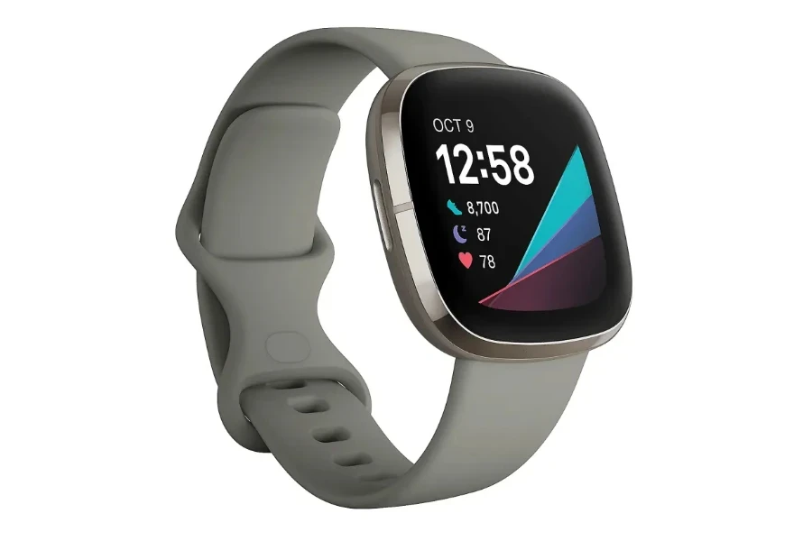 Fitbit Sense Smartwatch auf weißem Hintergrund