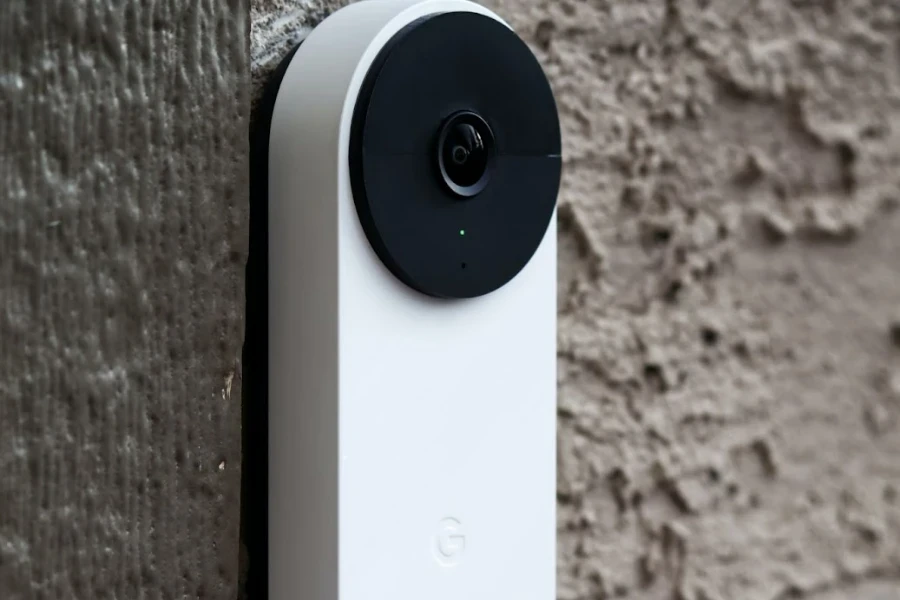 Sonnette Google Nest sur un mur en stuc beige