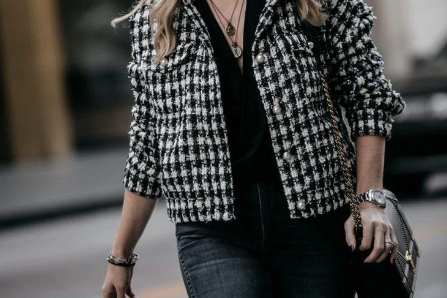 Dame superbe dans un blazer en tweed