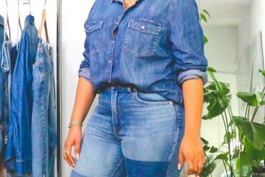 Dame rockt ein Denim-on-Denim-Outfit