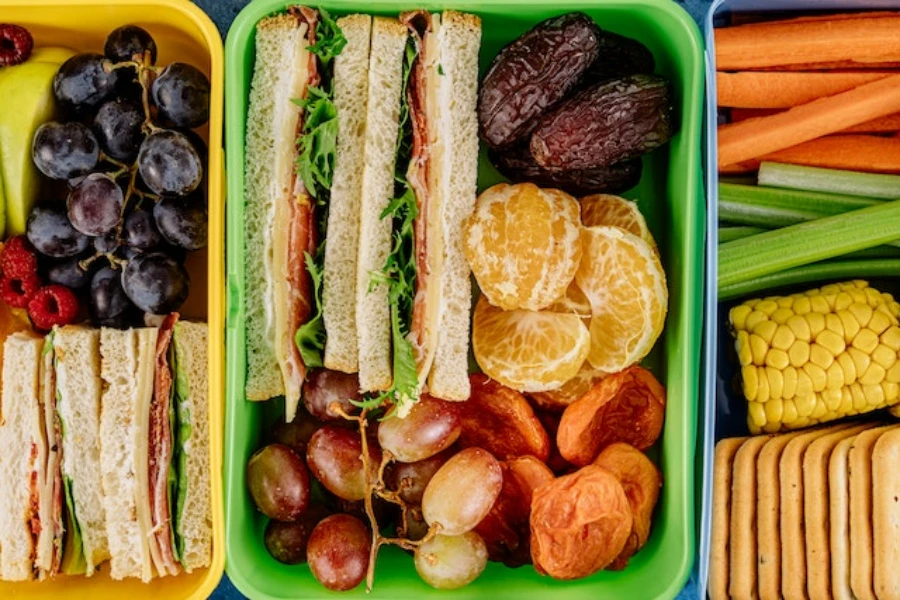 Kotak makan siang dengan buah dan sayuran