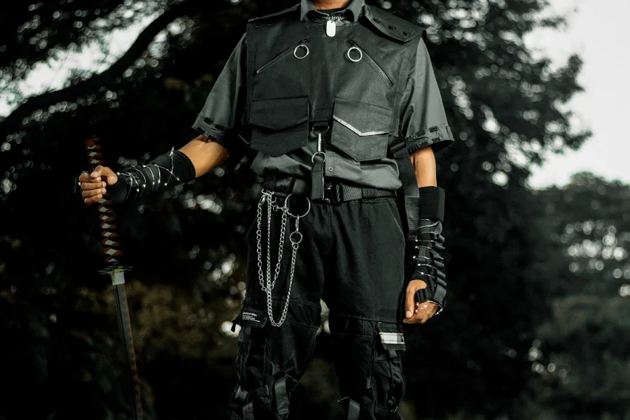 Pria yang mengenakan pakaian techwear ninja cyberpunk gotik