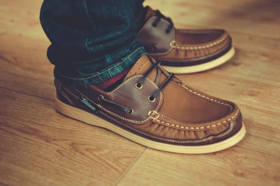 Homme portant des mocassins marron