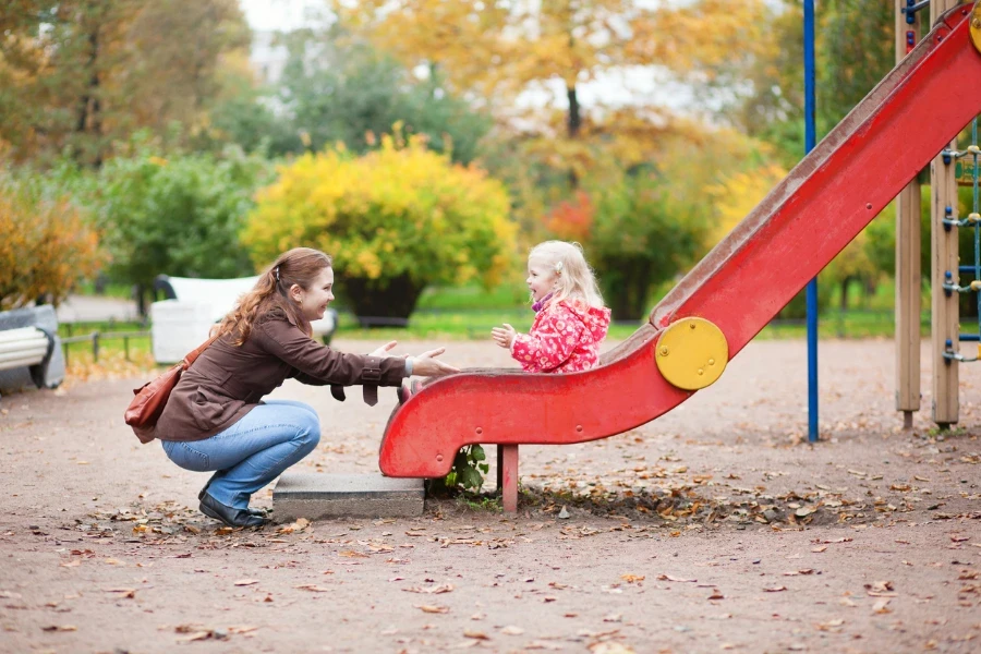 Mère et fille s'amusant ensemble sur une aire de jeux