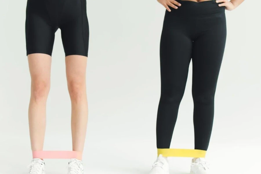 Uma senhora vestindo um short de motociclista e outra de legging