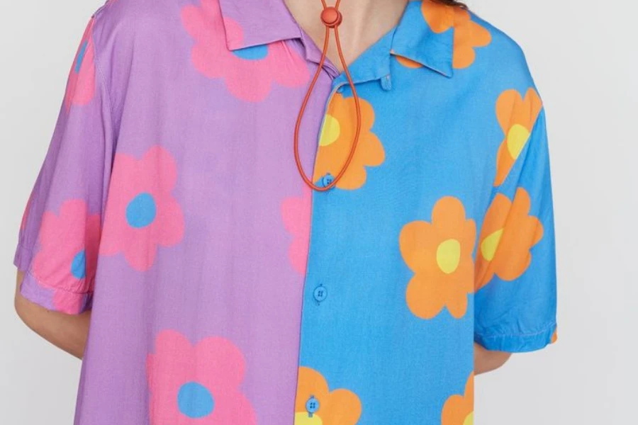Person, die ein farbenfrohes Tiki-inspiriertes Bowlingshirt trägt