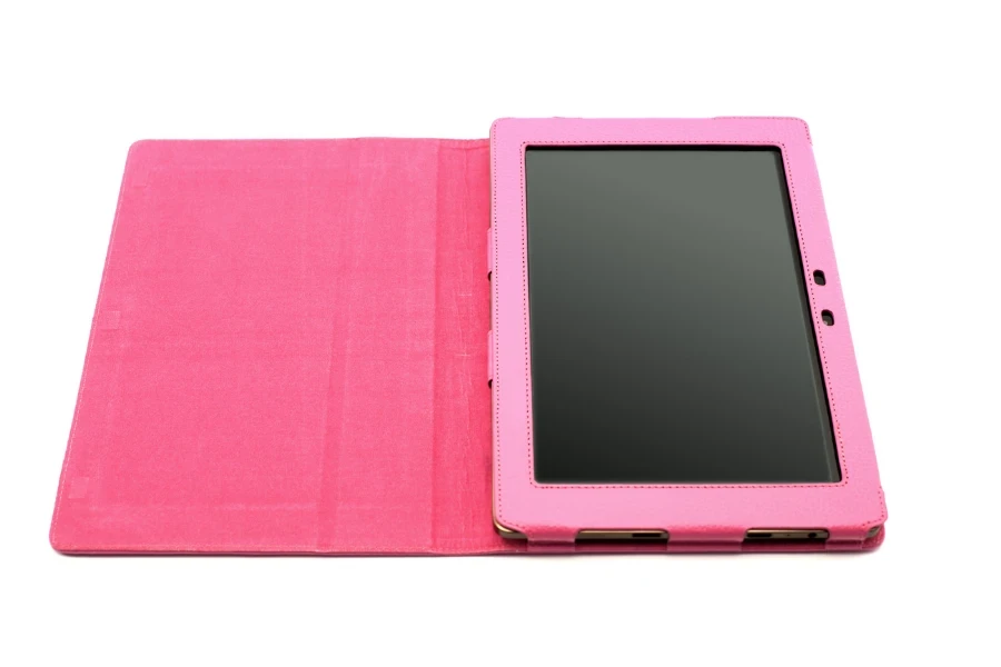 Funda para tablet rosa sobre fondo blanco.