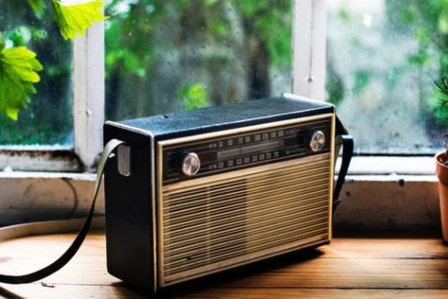 Radio portátil con correas cerca de una ventana