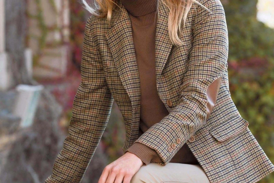 Senhora sofisticada vestida com blazer de tweed