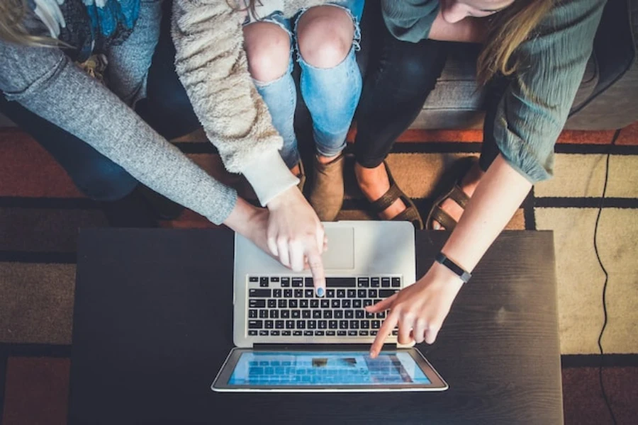 Étudiants utilisant un ordinateur portable