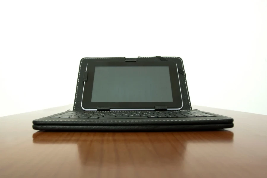 tablet com capa de teclado em uma mesa