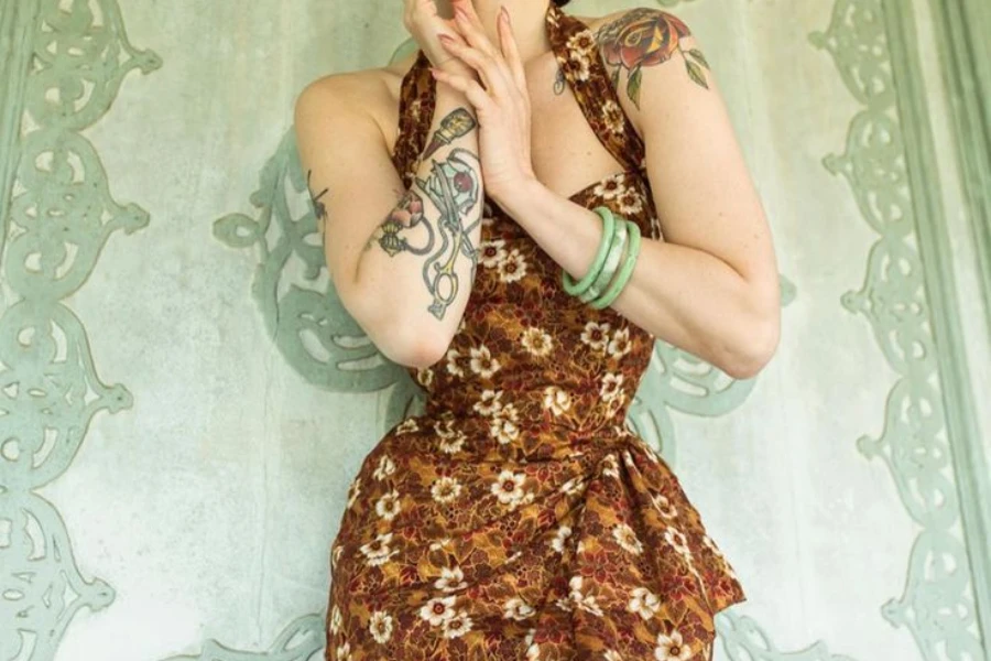 Senhora tatuada usando um vestido sarongue marrom