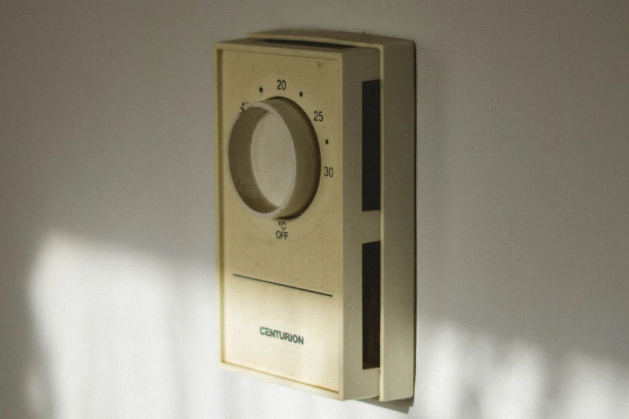 Traditional thermostat with no digital parts