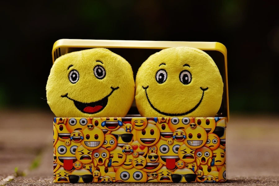 Dos emojis amarillos en una funda amarilla.