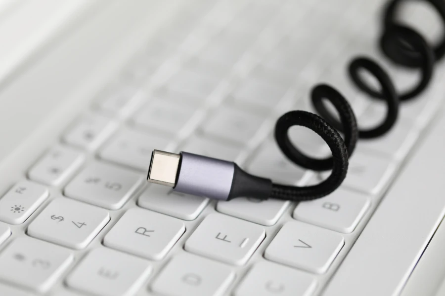 cabo USB-C contra um teclado de laptop