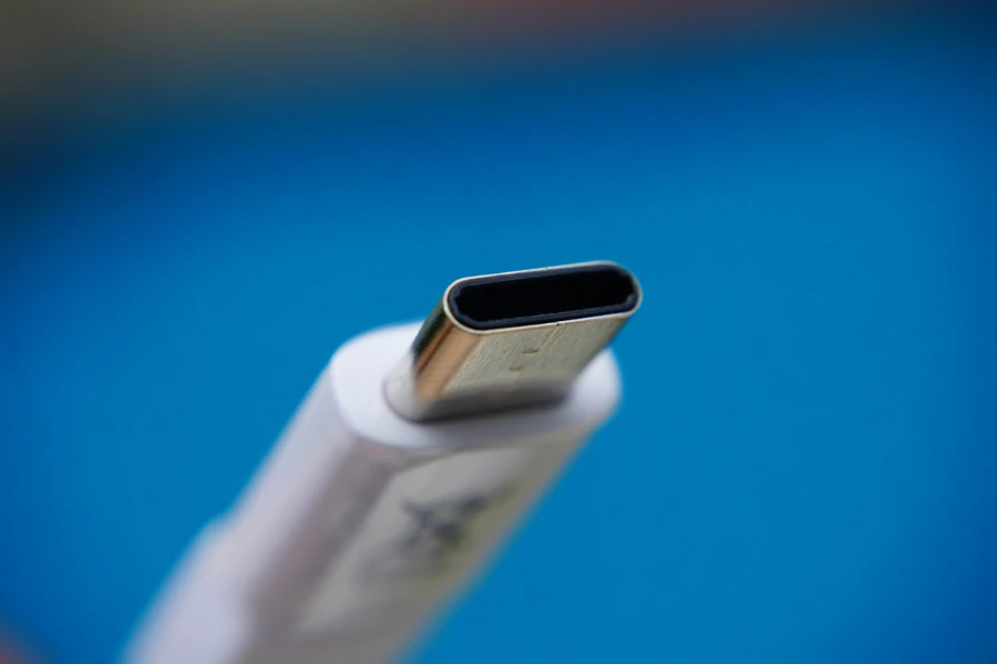 Cable USB tipo C sobre fondo azul.