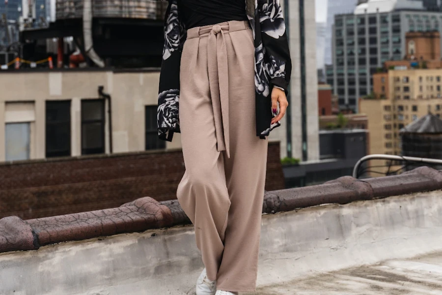 Mujer posando en un techo vestida con pantalones de gran tamaño