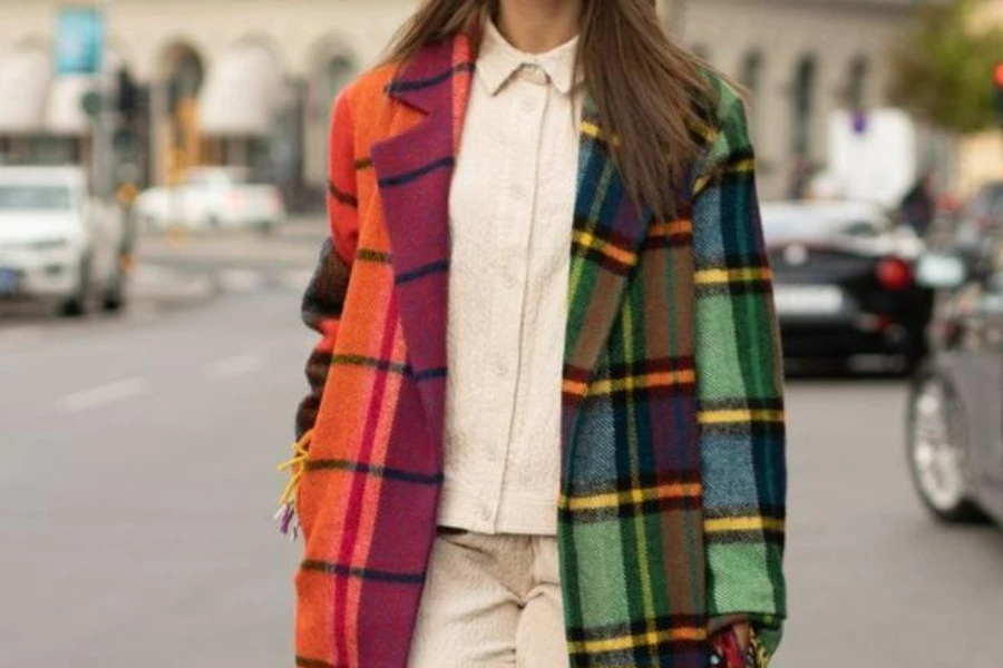 Femme portant un manteau tendance à carreaux multicolores